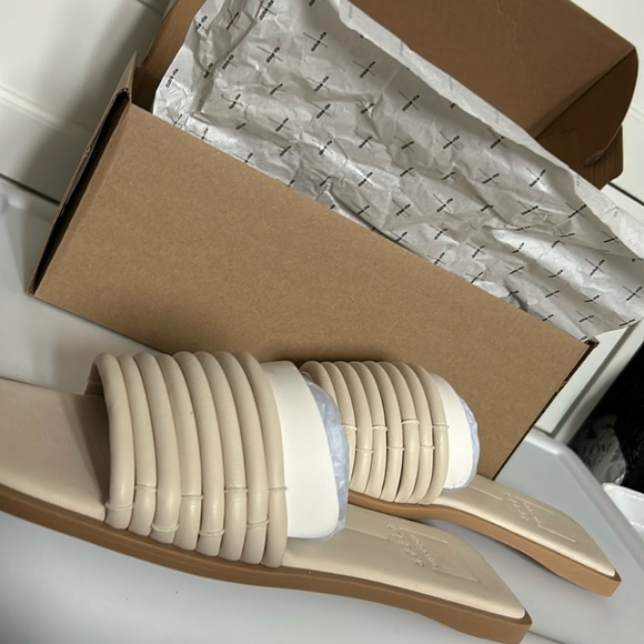 Dolce Vita Shoes - NIB Dolce Vita Sandals - Cream - Size 8.5